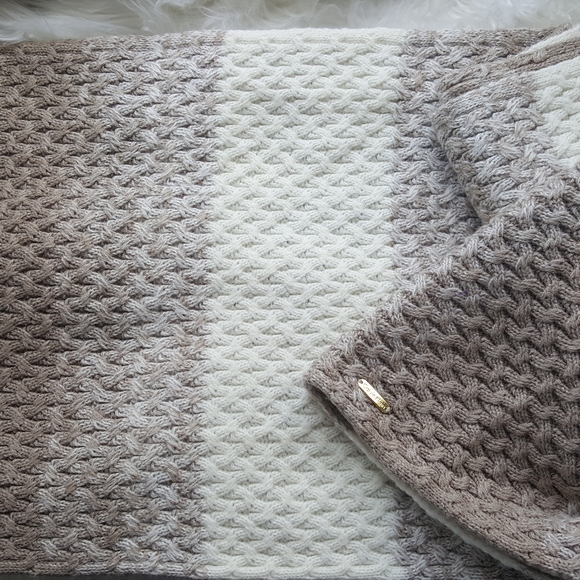 Calvin Klein Infinity Neck/Head Scarf - Picture 2 of 3